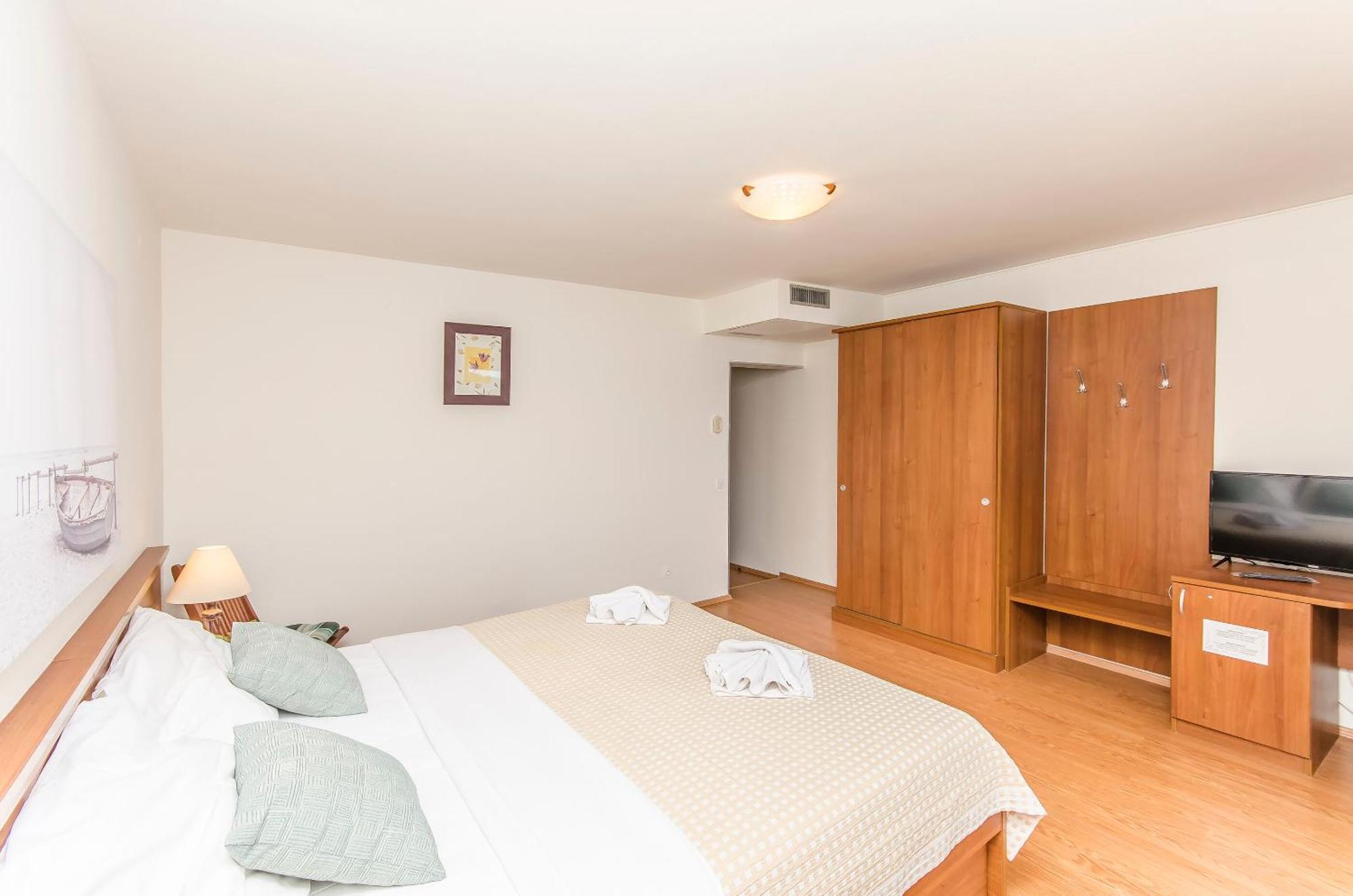 House Hotel Plava Laguna Tisno Ngoại thất bức ảnh