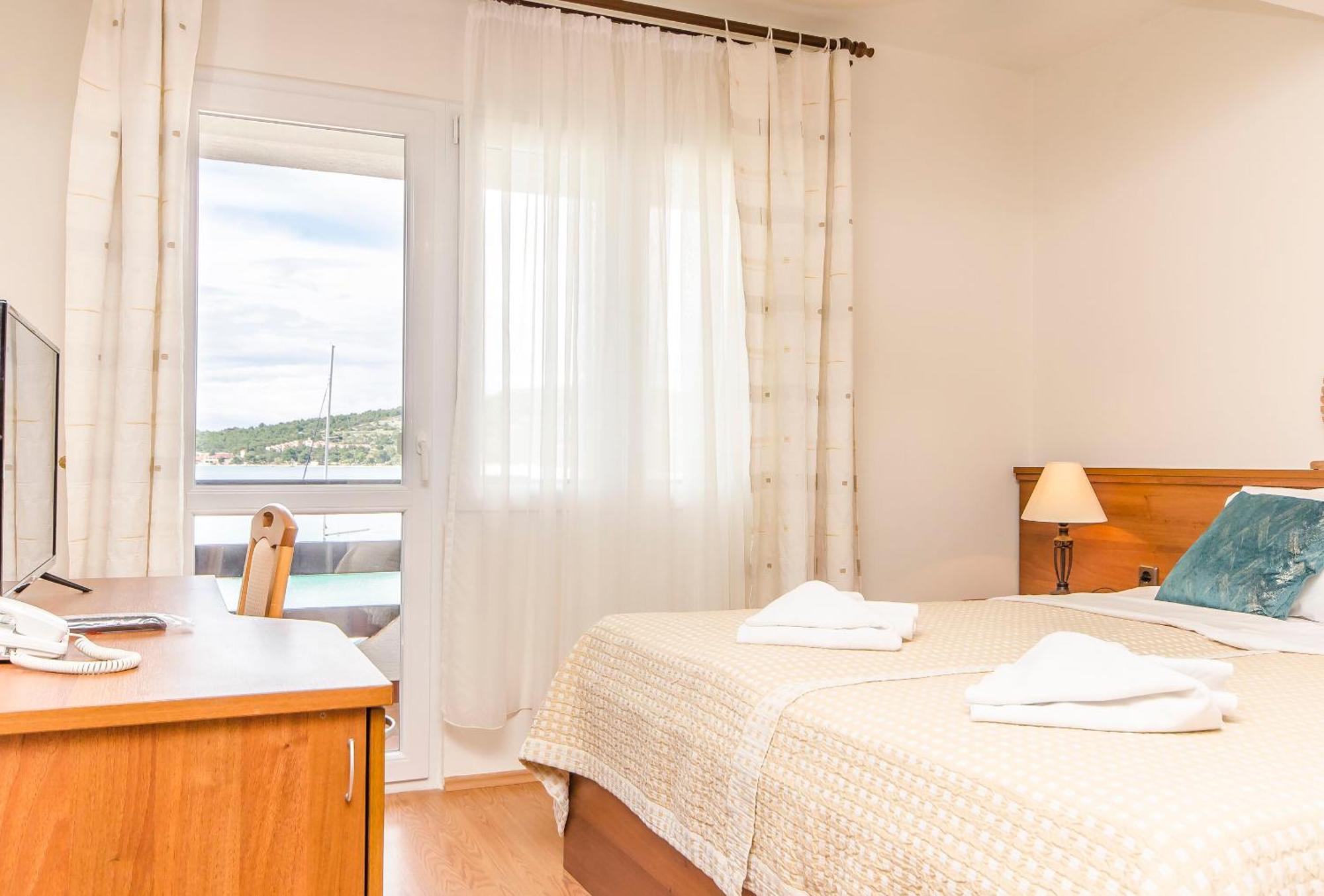 House Hotel Plava Laguna Tisno Ngoại thất bức ảnh
