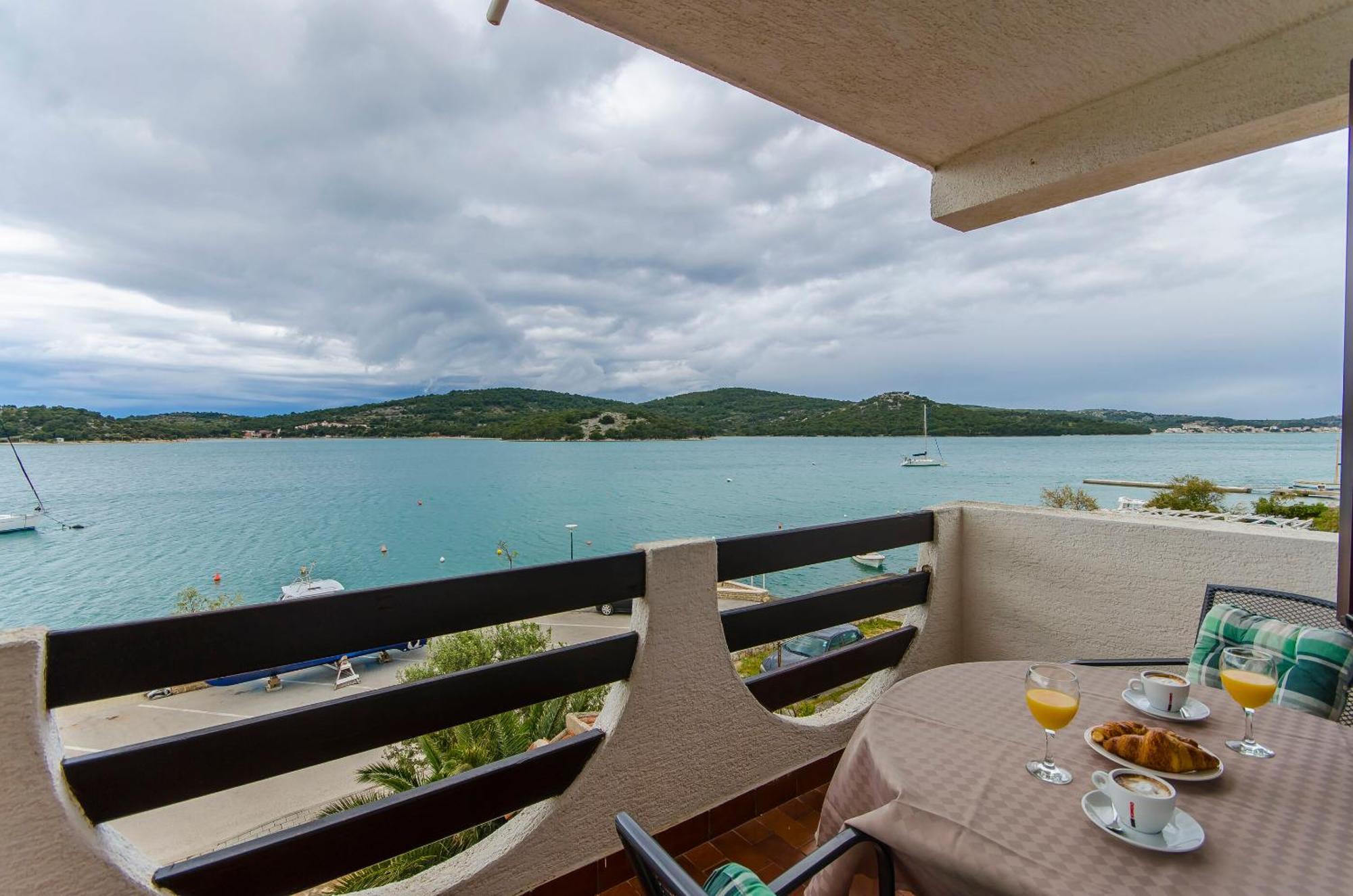 House Hotel Plava Laguna Tisno Phòng bức ảnh